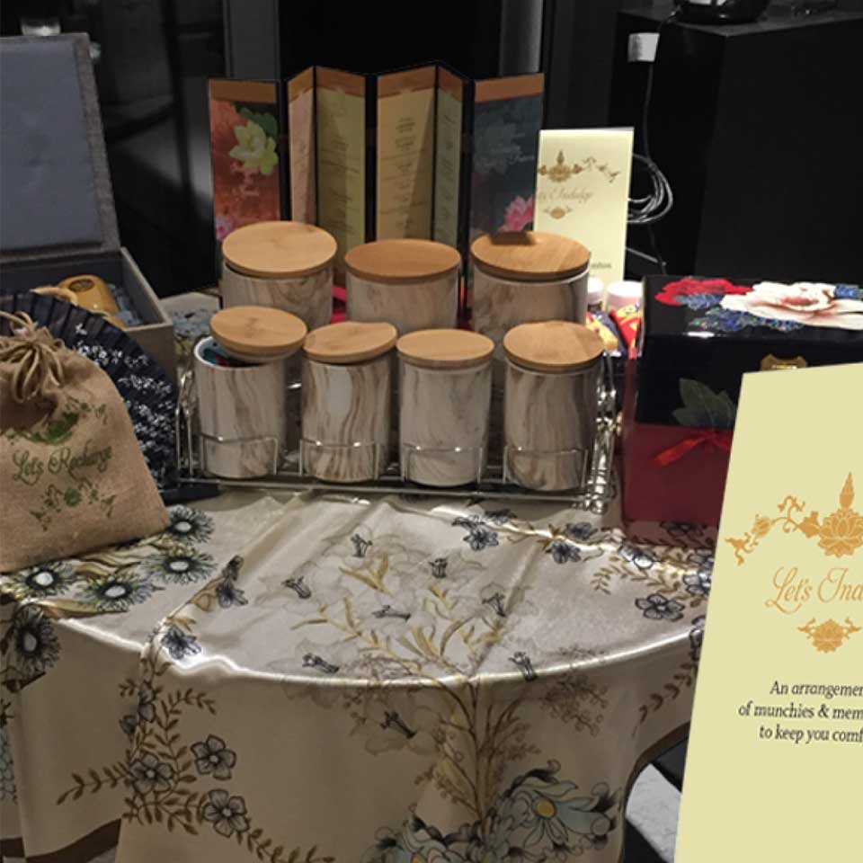 https://www.old.wysiwyg.co.in/sites/default/files/worksThumb/siddha-wedding-design-welcome-room-kit-gifts-2018.jpg